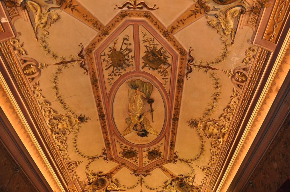 “Passeggiata d’arte e cultura: Casa Battiato di Sant’Alfio tra Aromi e Visioni”